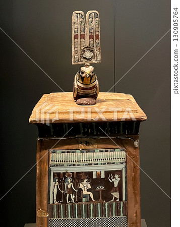 吉薩大埃及博物館展出的古代荷魯斯雕像 130905764