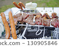 戶外季節，炭烤燒烤肉和香腸 130905846