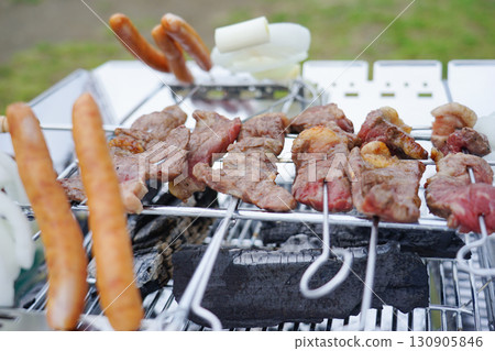 戶外季節，炭烤燒烤肉和香腸 130905846