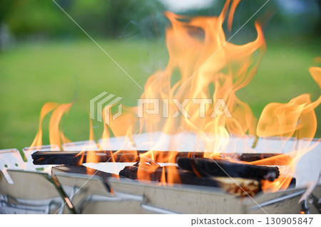 戶外季節，木柴火和燒烤架閃爍的火焰 130905847