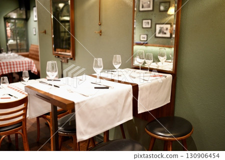 蘇黎世精美的餐廳內部:奢華的瑞士美食空間 蘇黎世精美的餐廳內部:奢華的瑞士美食空間 130906454