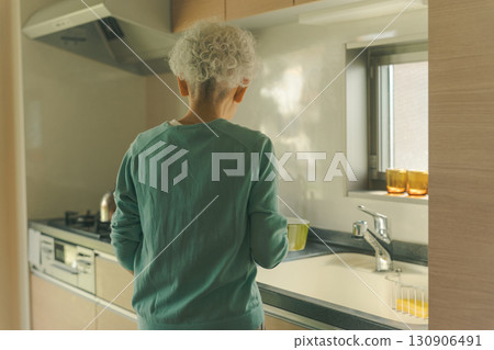 老年婦女自己做飯 130906491