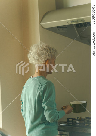 老年人自己做飯 130906503