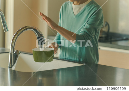 老年人自己做飯 130906509