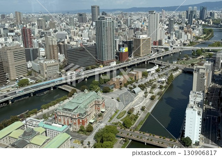 大阪的水都中之島，行政、經濟、文化設施集中，被水和綠色包圍。 130906817