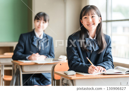 Junior high school and elementary school students studying seriously in class at school classrooms and cram schools (fun) 130906827