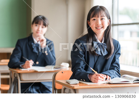 國中生和小學生在學校/補習班認真上課(有趣) 國中生和小學生在學校/補習班認真上課(有趣) 130906830