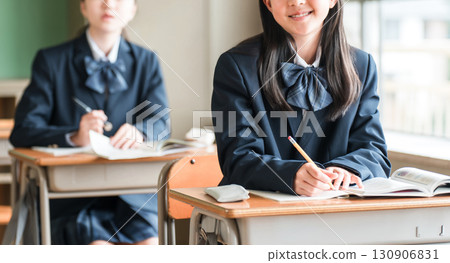 在學校教室和補習班認真學習的國中生和小學生 在學校教室和補習班認真學習的國中生和小學生 130906831