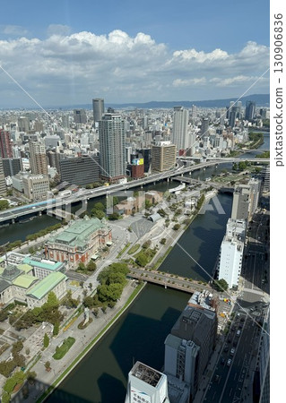A view of Nakanoshima, the water city of Osaka, where administrative, economic and cultural facilities are concentrated, surrounded by water and greenery. 130906836