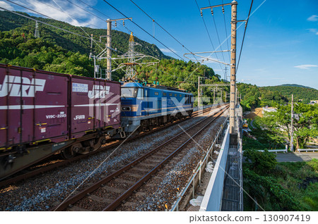 滋賀縣大津市北小松市,經過湖西線北小松站的貨運列車 滋賀縣大津市北小松市,經過湖西線北小松站的貨運列車 130907419