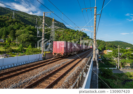 滋賀縣大津市北小松市，經過湖西線北小松站的貨運列車 130907420
