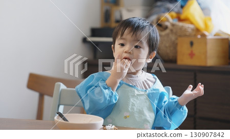 一個快2歲了，喜歡吃東西的男孩 130907842