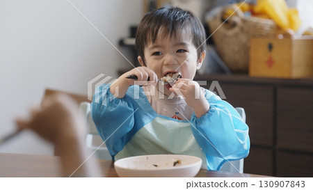 一個快2歲了，喜歡吃東西的男孩 130907843