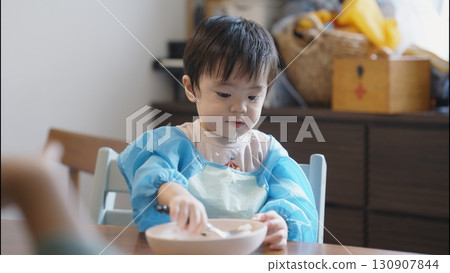 一個快2歲了，喜歡吃東西的男孩 130907844