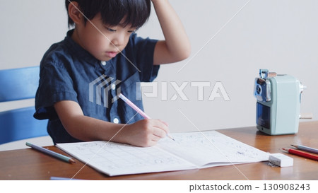 一名 5 歲男孩正在練習書寫平假名 130908243