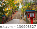 東京八王子市的旅遊景點高尾山的紅葉：神社的參拜道被秋葉籠罩，石階兩旁掛滿了紅燈籠 130908327