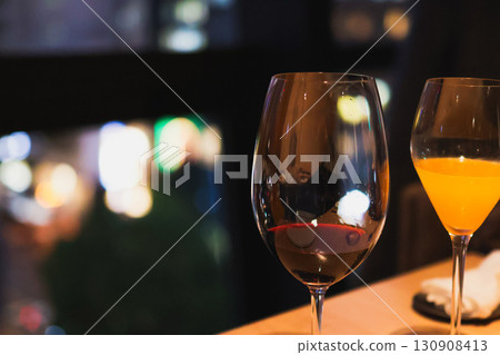 在時尚的環境中享用葡萄酒和雞尾酒 在時尚的環境中享用葡萄酒和雞尾酒 130908413