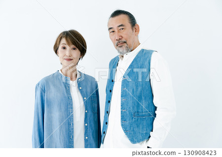 Portrait of a senior couple in matching outfits 130908423