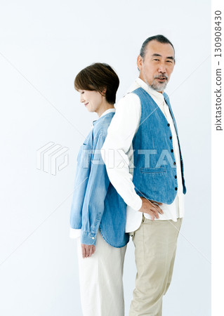 Portrait of a senior couple in matching outfits 130908430