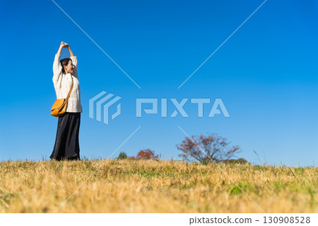 女人在山頂上伸展雙臂的生活方式圖像 130908528