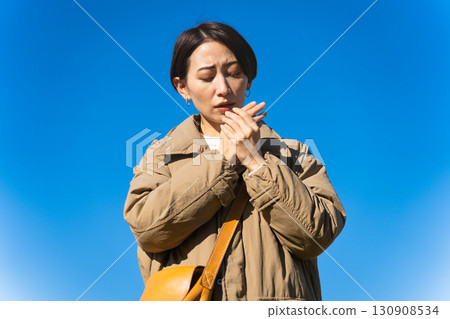 冬日天空中凍僵的女人的生活方式圖像 冬日天空中凍僵的女人的生活方式圖像 130908534