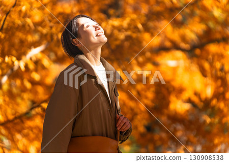 女人享受秋葉的生活方式形象 女人享受秋葉的生活方式形象 130908538