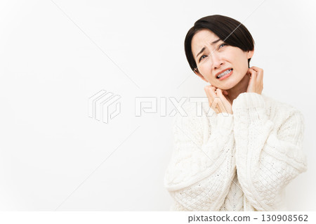 穿著白色針織服裝的女人生活方式形象 穿著白色針織服裝的女人生活方式形象 130908562