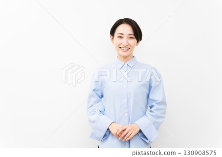 Woman wearing a long-sleeved shirt 130908575