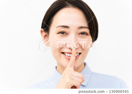穿長袖襯衫的女人 穿長袖襯衫的女人 130908591