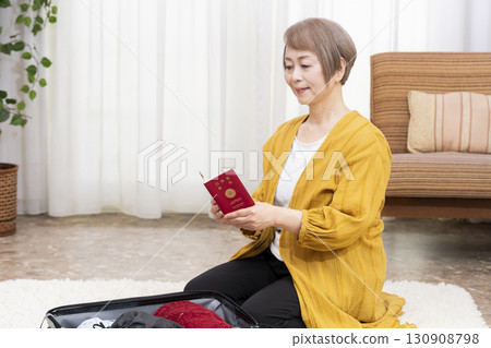 一位老年婦女打包行李準備旅行 130908798