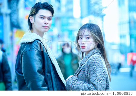 一對年輕情侶在澀谷約會 130908833