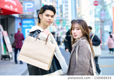 一對年輕情侶在澀谷約會 130908834