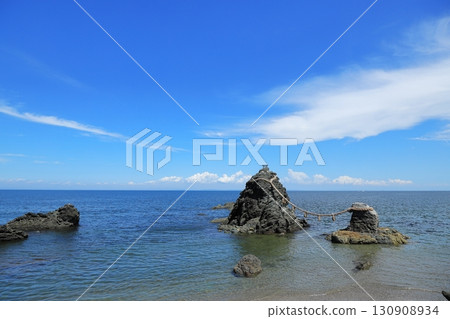 藍天、碧海和夫婦岩 藍天、碧海和夫婦岩 130908934