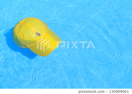 漂浮在泳池裡的黃色帽子 130909061