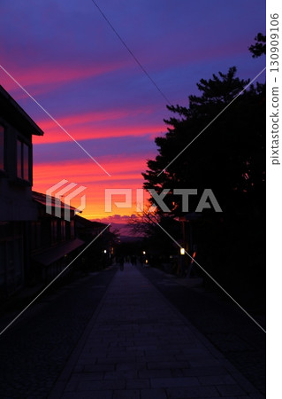 在日落弄髒的地平線 130909106