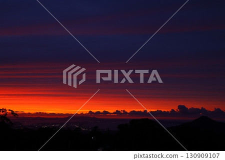 明亮的紅色日落天空和山脈 130909107