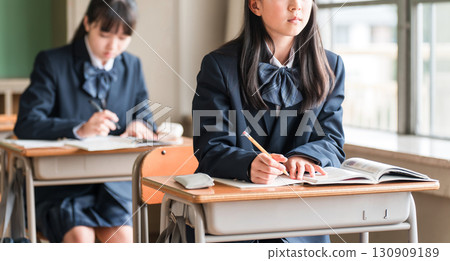 Junior high school students and elementary school students studying seriously in class at school classrooms and cram schools Junior high school students and elementary school students studying seriously in class at school classrooms and cram schools 130909189