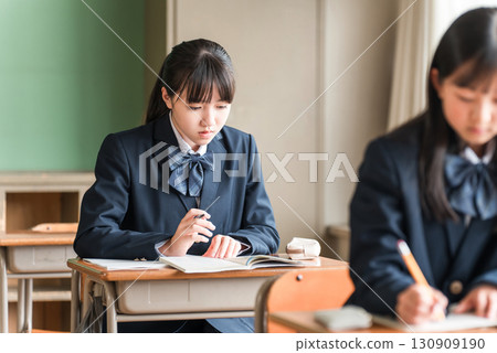 在學校教室和補習班認真學習的國中生和小學生 在學校教室和補習班認真學習的國中生和小學生 130909190