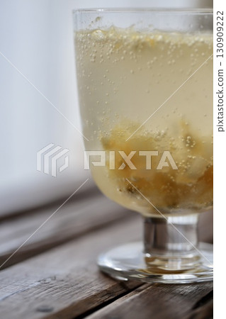 高腳杯中盛有百香果和椰果汽水 高腳杯中盛有百香果和椰果汽水 130909222