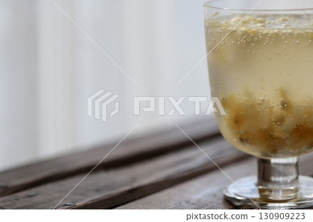 高腳杯中盛有百香果和椰果汽水 高腳杯中盛有百香果和椰果汽水 130909223