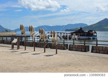 大久野島上的兔耳形助聽器和停泊在碼頭的觀光船(廣島縣竹原市) 大久野島上的兔耳形助聽器和停泊在碼頭的觀光船(廣島縣竹原市) 130909363