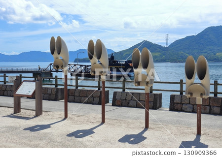 大久野島上的兔耳形助聽器和停泊在碼頭的觀光船（廣島縣竹原市） 130909366