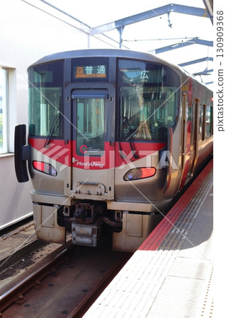 JR西日本紅翼常規路線列車227系列(吳線,三原站) JR西日本紅翼常規路線列車227系列(吳線,三原站) 130909368