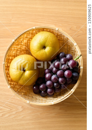 Grapes and pears in a basket 130909625