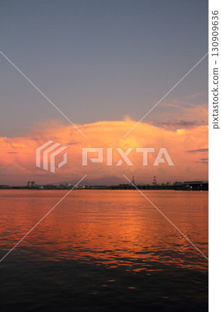 夏日傍晚,鳥取縣山區形成了鐵砧雲。 夏日傍晚,鳥取縣山區形成了鐵砧雲。 130909636