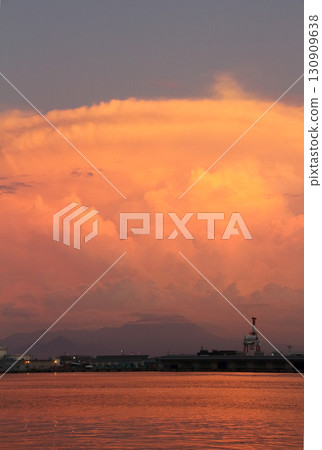 夏日傍晚，鳥取縣山區形成了鐵砧雲。 130909638