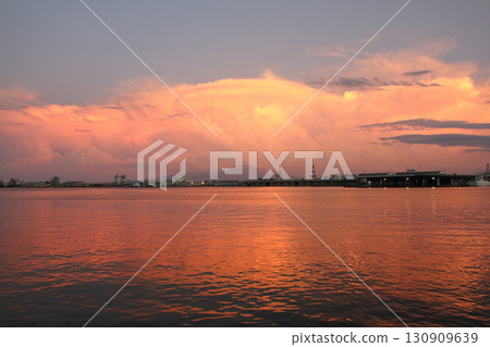 夏日傍晚，鳥取縣山區形成了鐵砧雲。 130909639