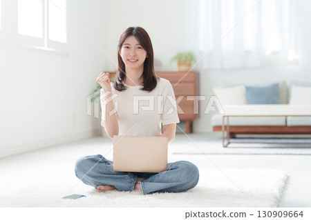 一名婦女在家使用電腦工作 130909664