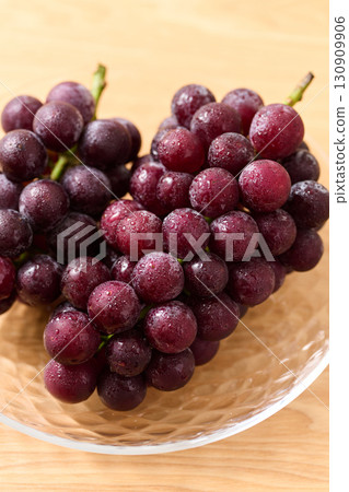 巨峰葡萄盛於玻璃杯中 130909906