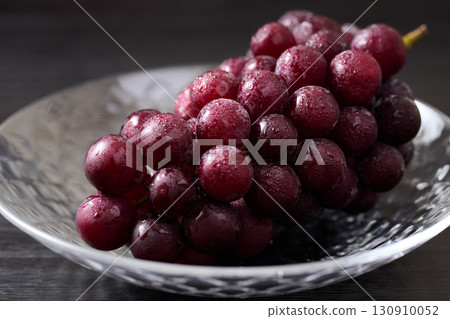 巨峰葡萄盛於玻璃杯中 130910052